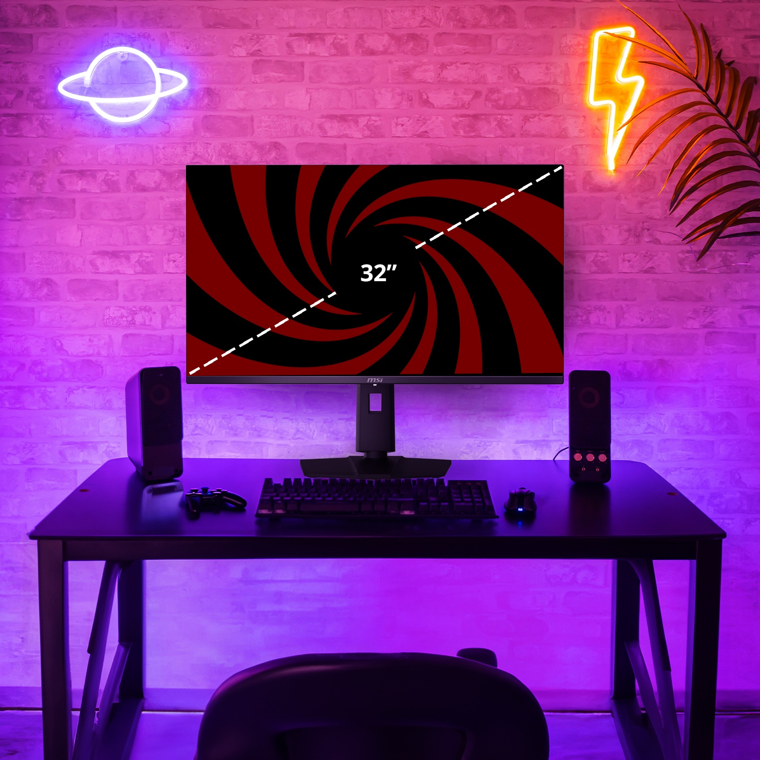 Bureau avec moniteur, clavier, souris, manette, haut-parleurs, néons sur mur de briques.