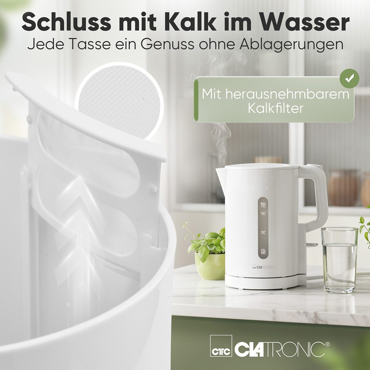 Ein weißer Wasserkocher mit Kalkfilter und Glas Wasser auf einer Arbeitsplatte.