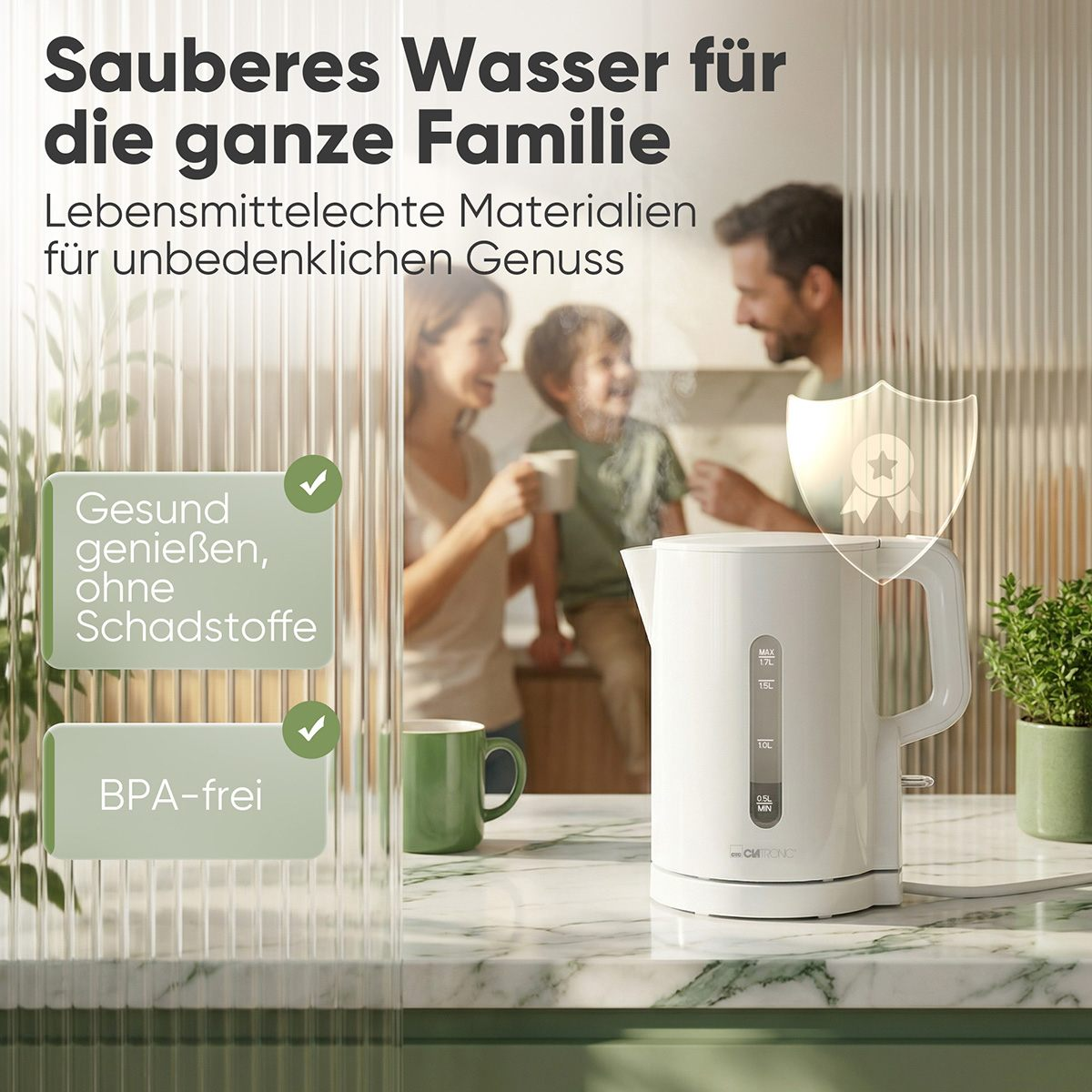 Eine weiße Teekanne steht auf einer Marmorarbeitsplatte, im Hintergrund eine Familie.
