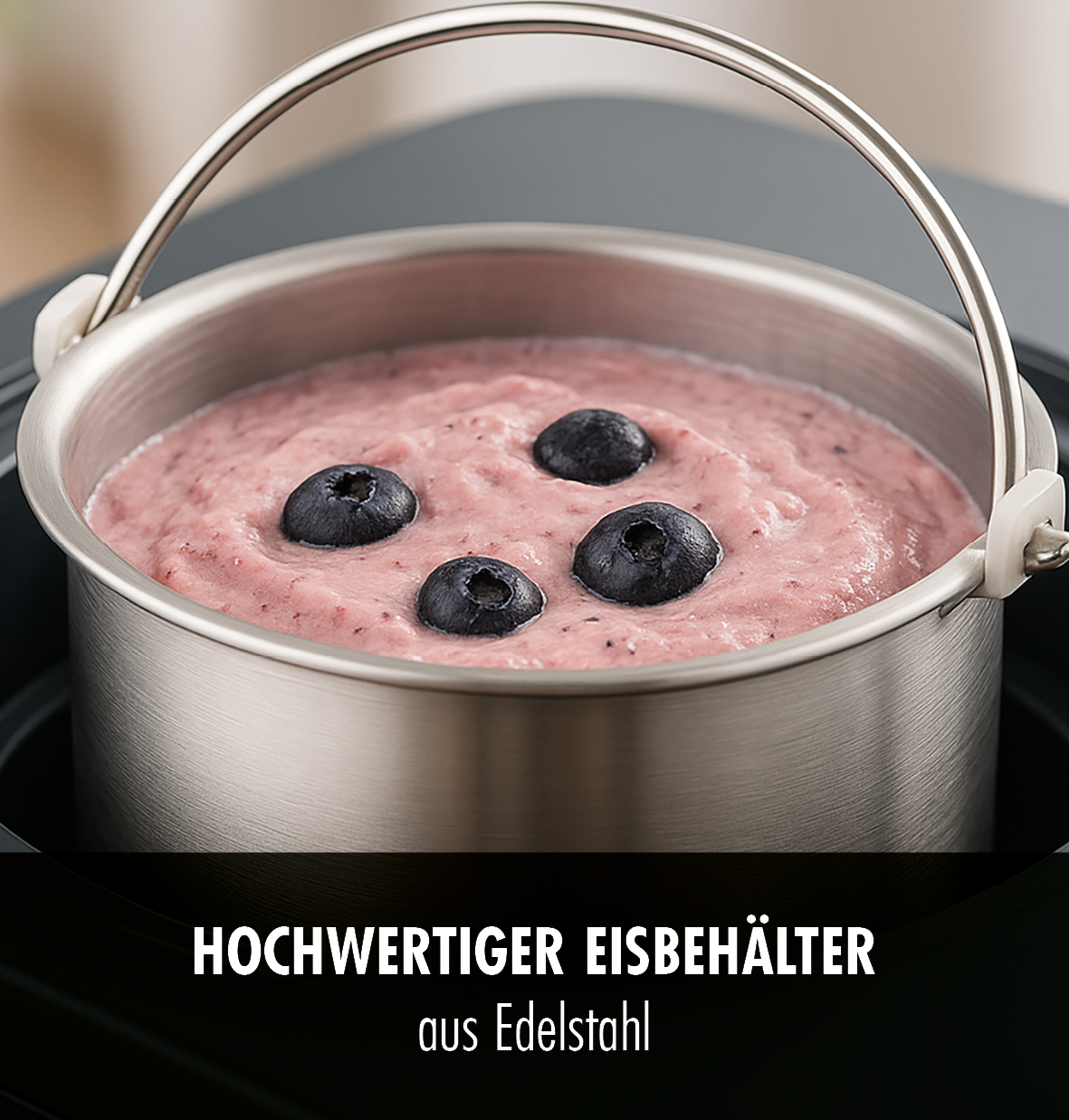 Ein Edelstahltopf gefüllt mit rosa Smoothie und Blaubeeren.