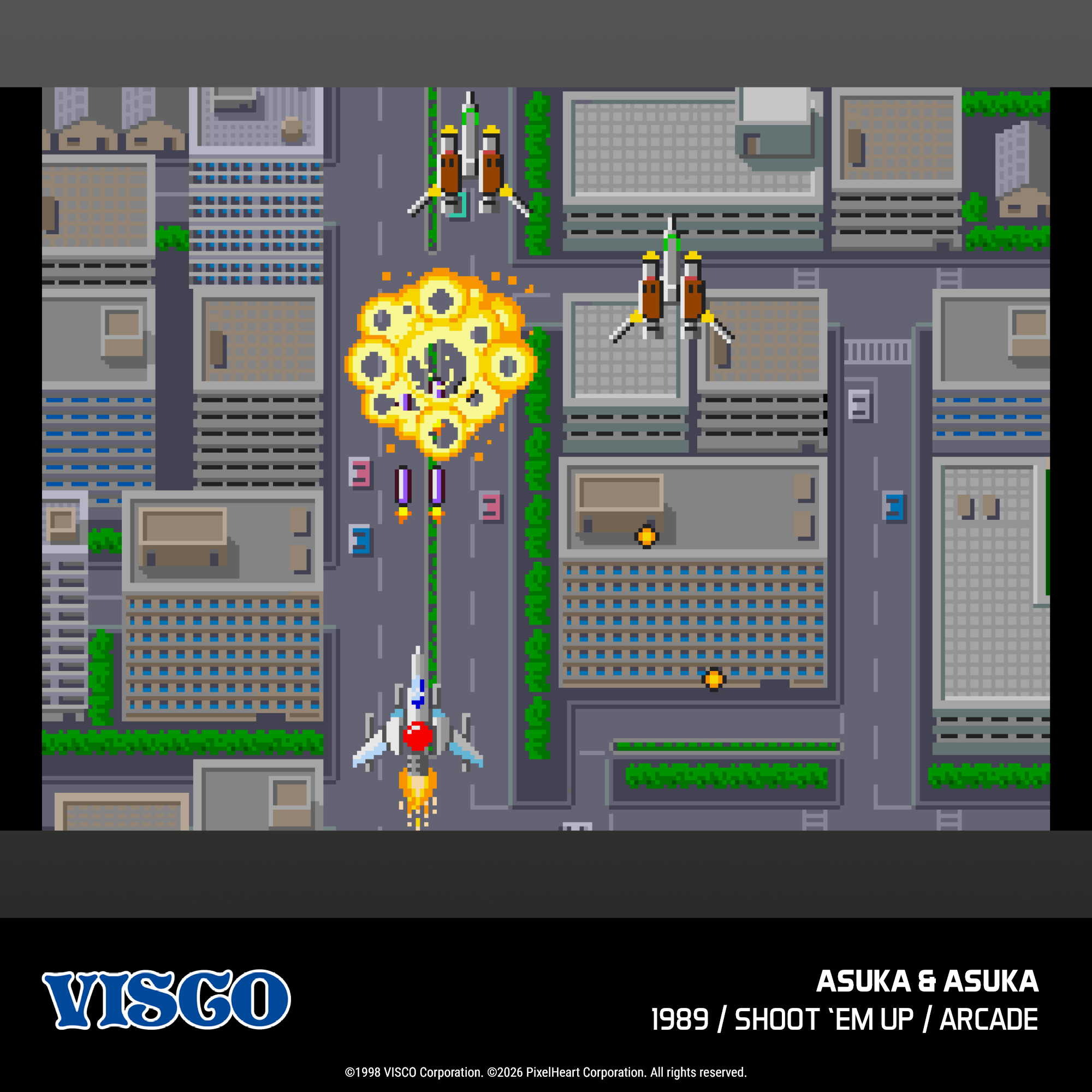 Videogioco arcade pixel art dall'alto che mostra un'astronave bianca che spara un laser verde contro una grande esplosione gialla.