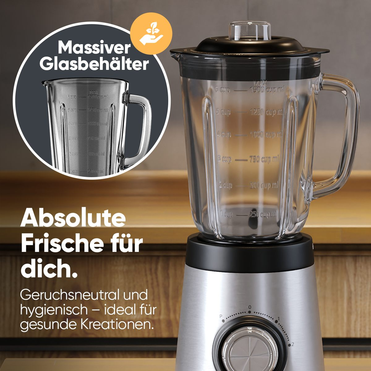 Ein silberner Mixer mit einem massiven Glasbehälter und schwarzem Deckel.