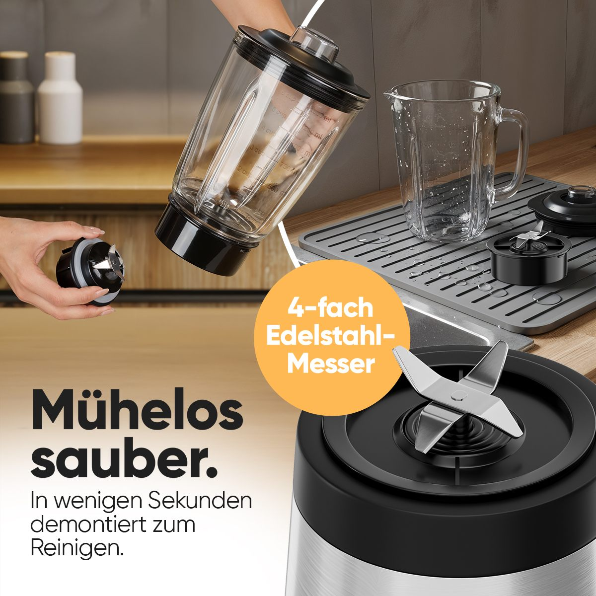 Eine Person zerlegt einen Mixer, zeigt den Glasbehälter, die abnehmbare Klinge und den Sockel mit einem vierflügeligen Edelstahlmesser.