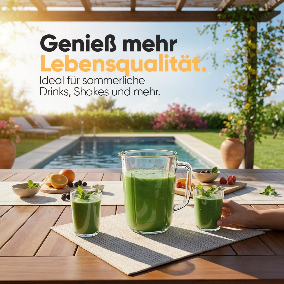 Ein grüner Smoothie steht auf einem Tisch im Freien neben einem Pool.