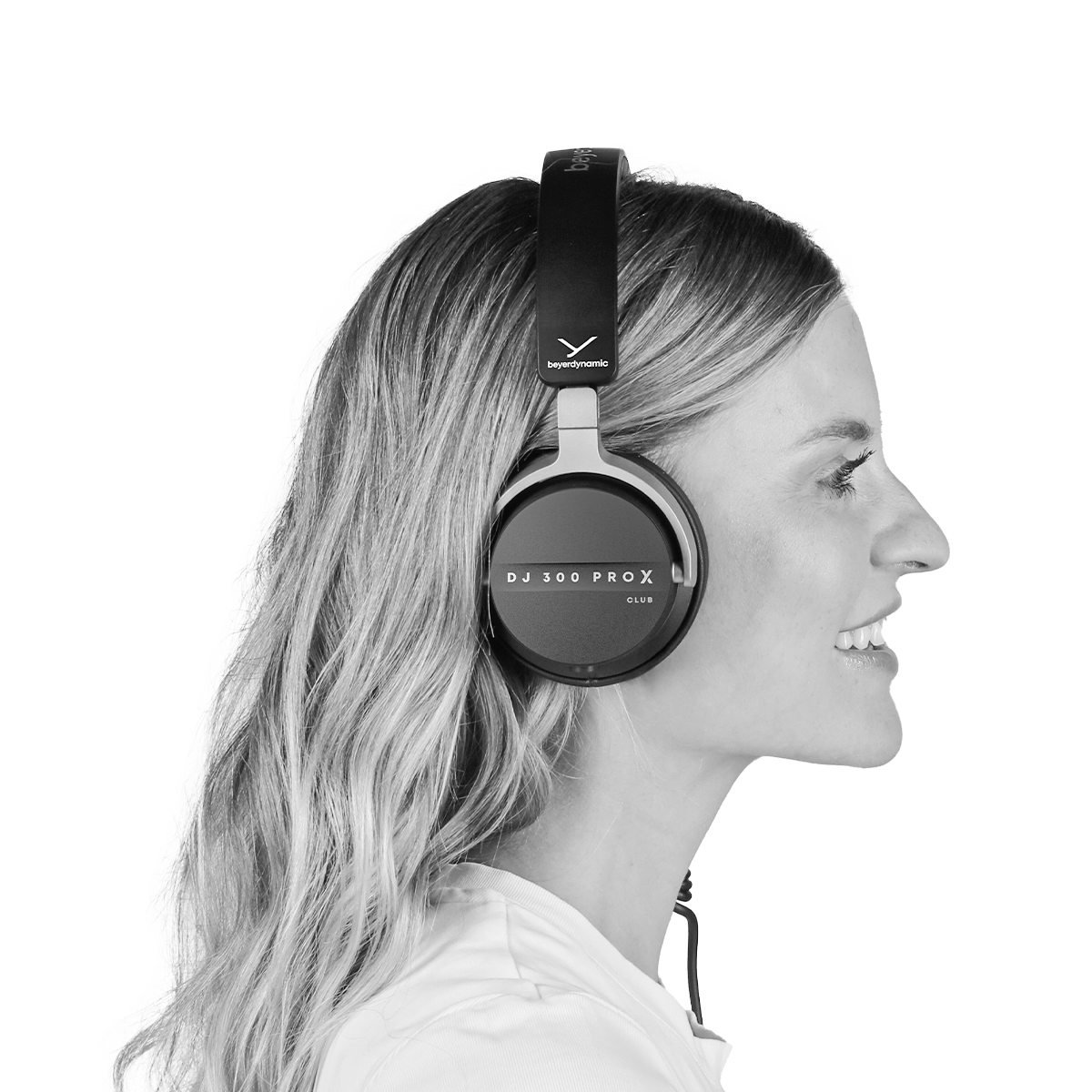 Nő "DJ 300 PRO X CLUB" fejhallgatóval, profilból nézve.