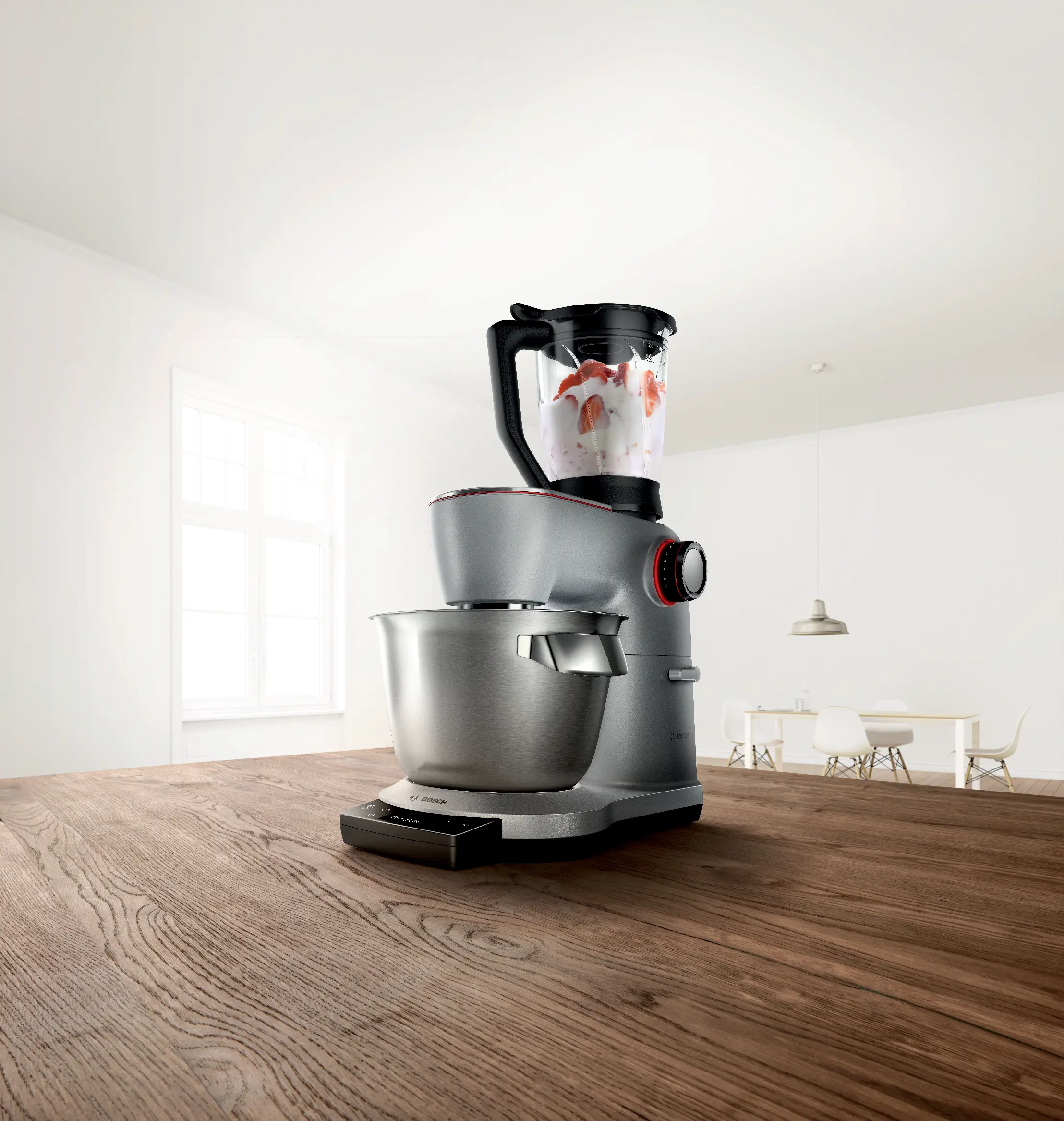 Szürke konyhai robotgép rozsdamentes acéltálban és gyümölcsös turmix.
