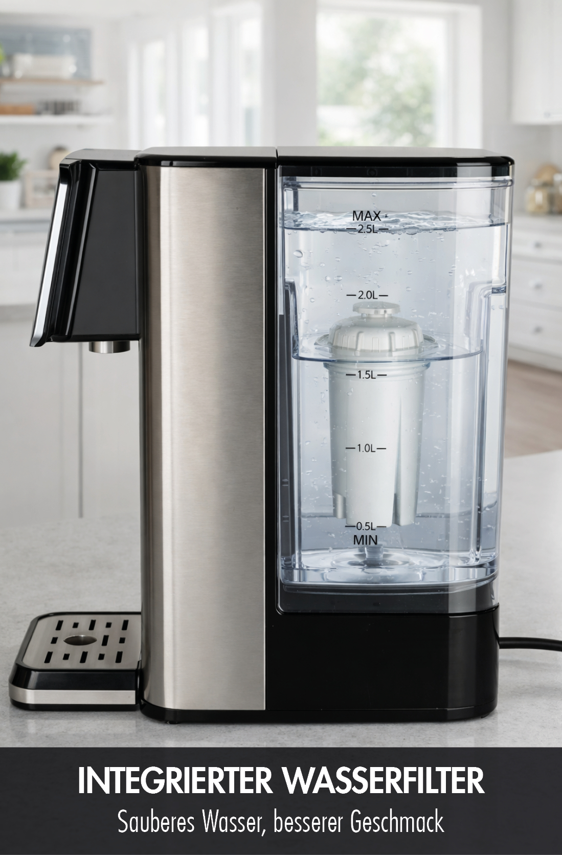 Ein Wasserspender mit integriertem Filter und Edelstahlgehäuse.
