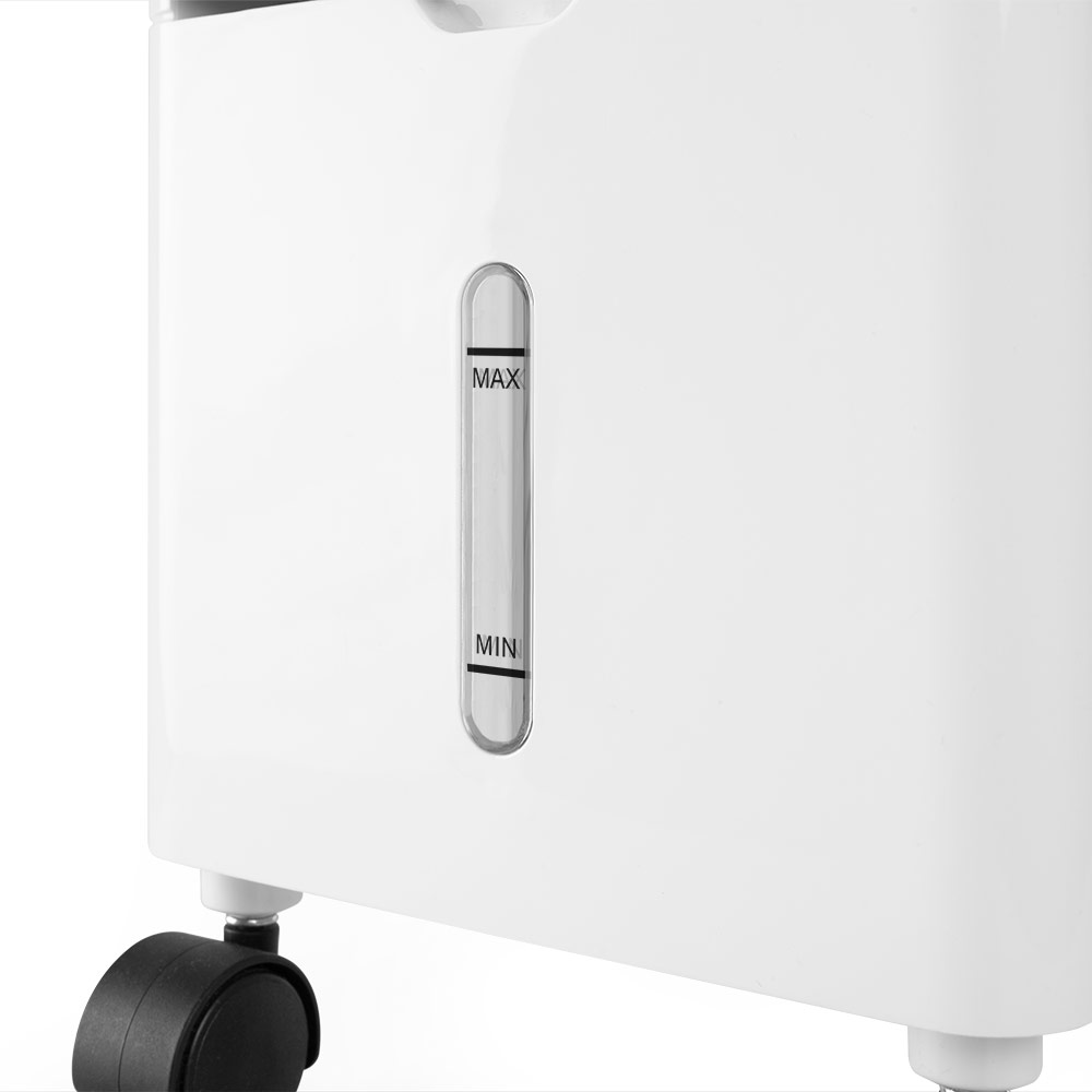 Un electrodoméstico blanco con un indicador de nivel de agua (MIN/MAX) y ruedas.