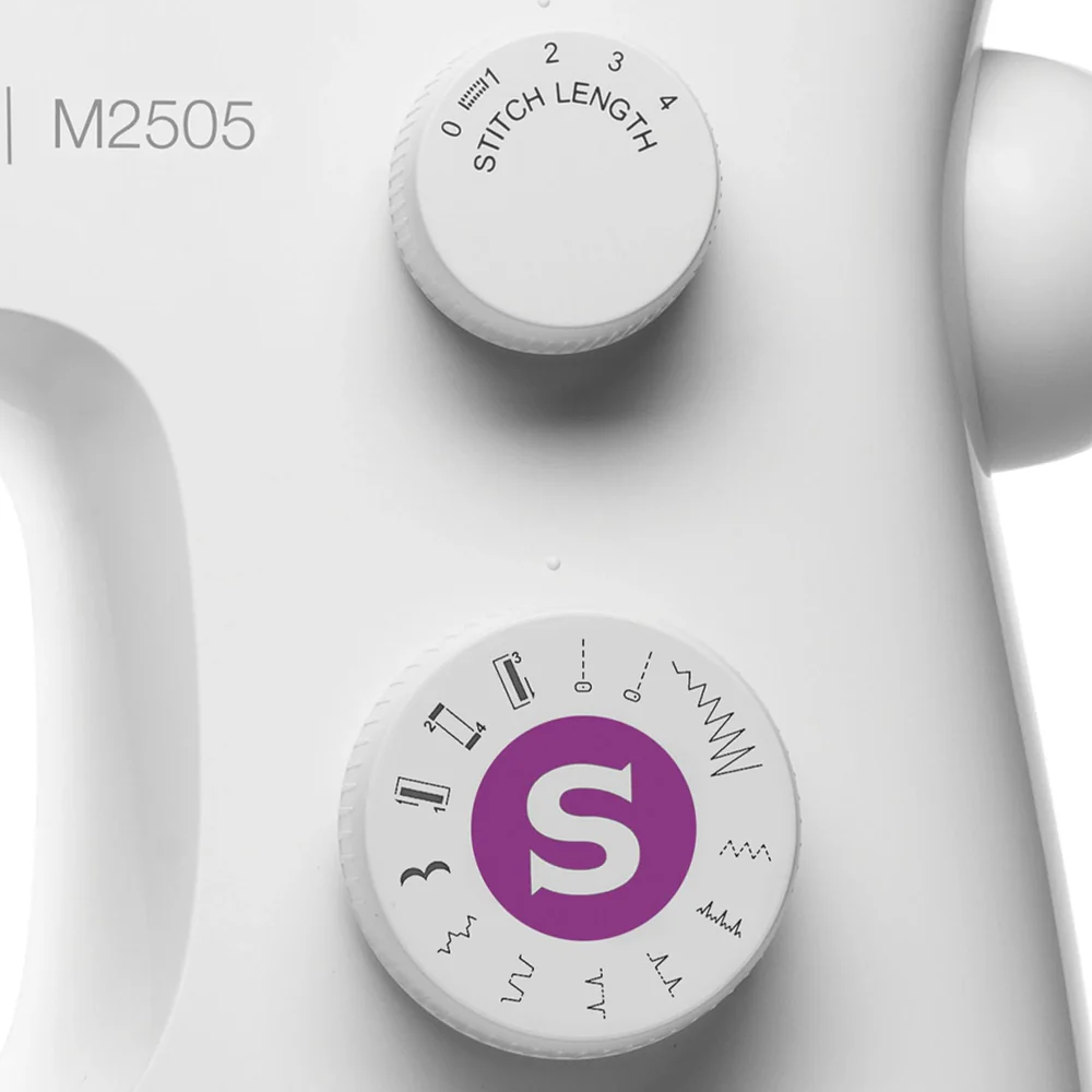 Ruedas de longitud de puntada y selección de puntada en una máquina de coser Singer M2505 blanca.