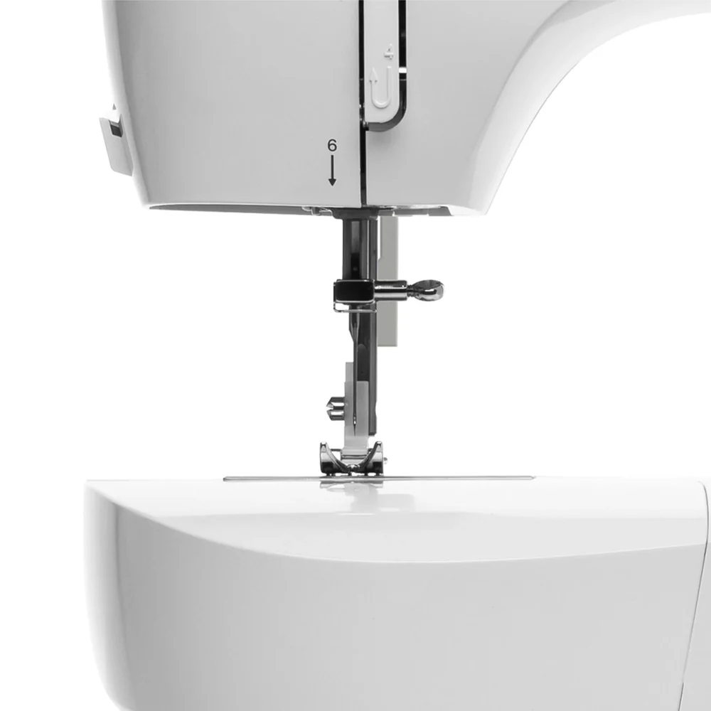 Aguja de máquina de coser con pie metálico sobre fondo blanco.