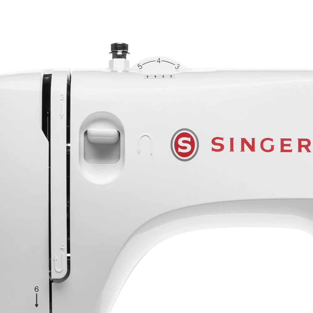 Máquina de coser Singer blanca con tensor de hilo y dial.