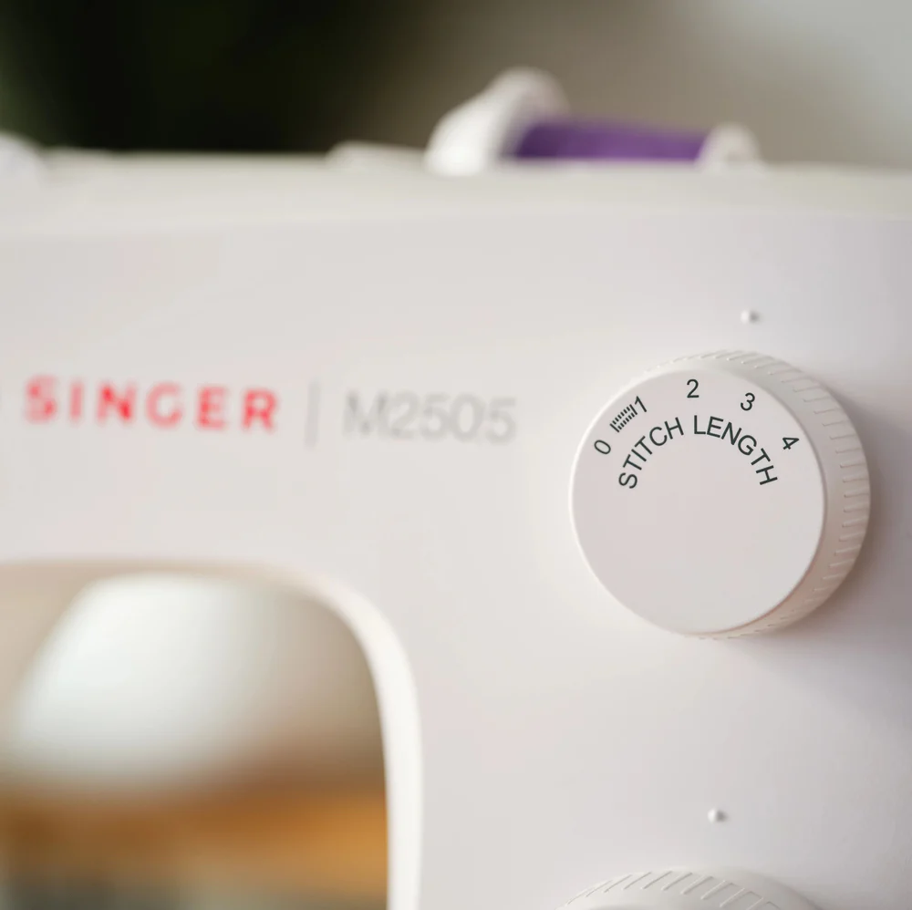 Máquina de coser Singer M2505 con dial de longitud de puntada.