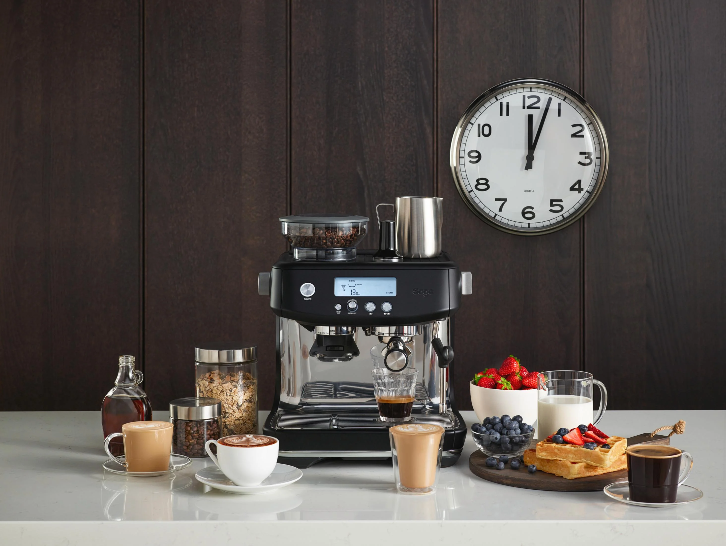 Máquina de espresso con granos de café, bayas, gofres y un reloj.