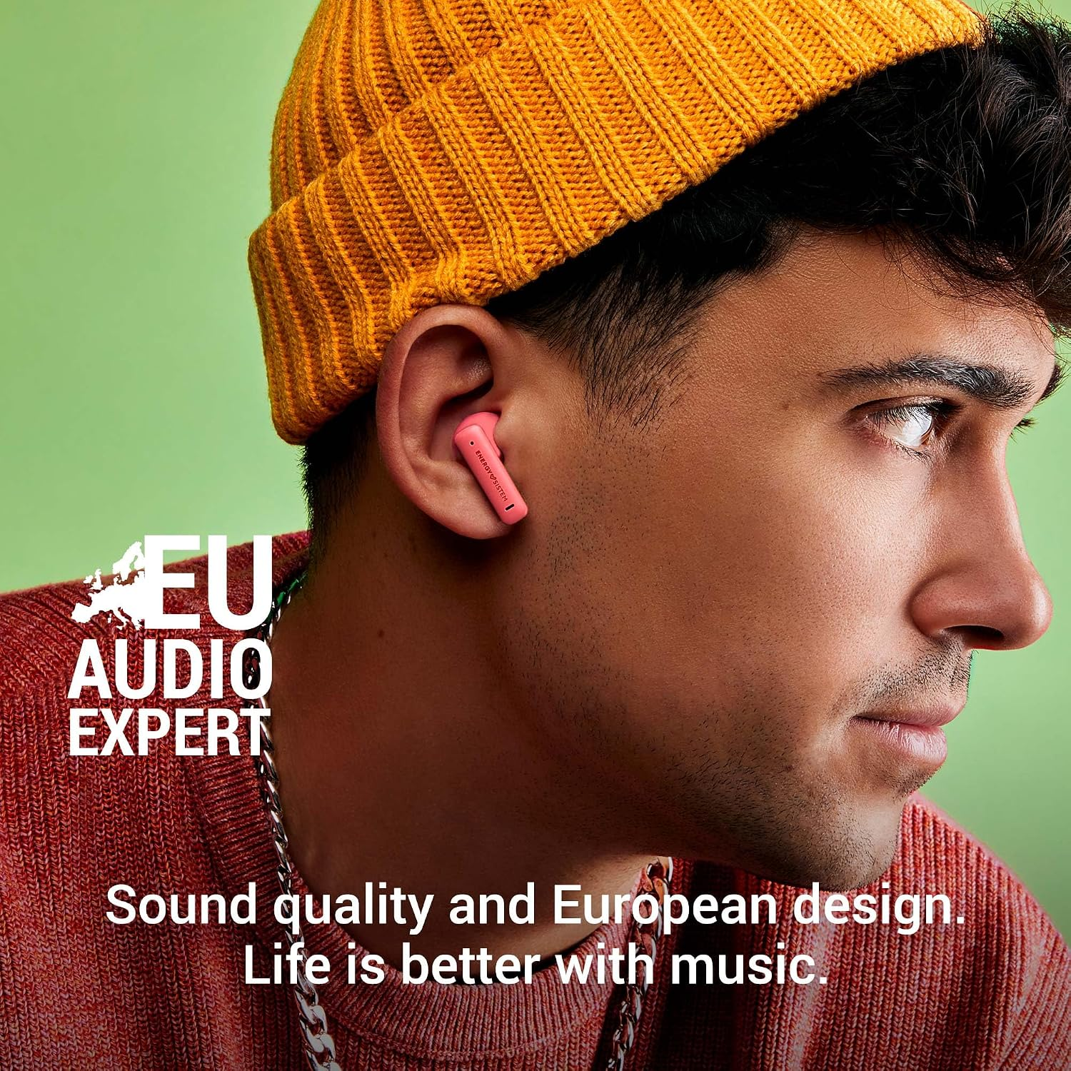 Narancssárga sapkás férfi rózsaszín fülhallgatót visel. EU AUDIO EXPERT.