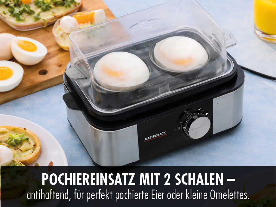Ein Eierkocher mit zwei pochierte Eiern unter einem Klarsichtdeckel.