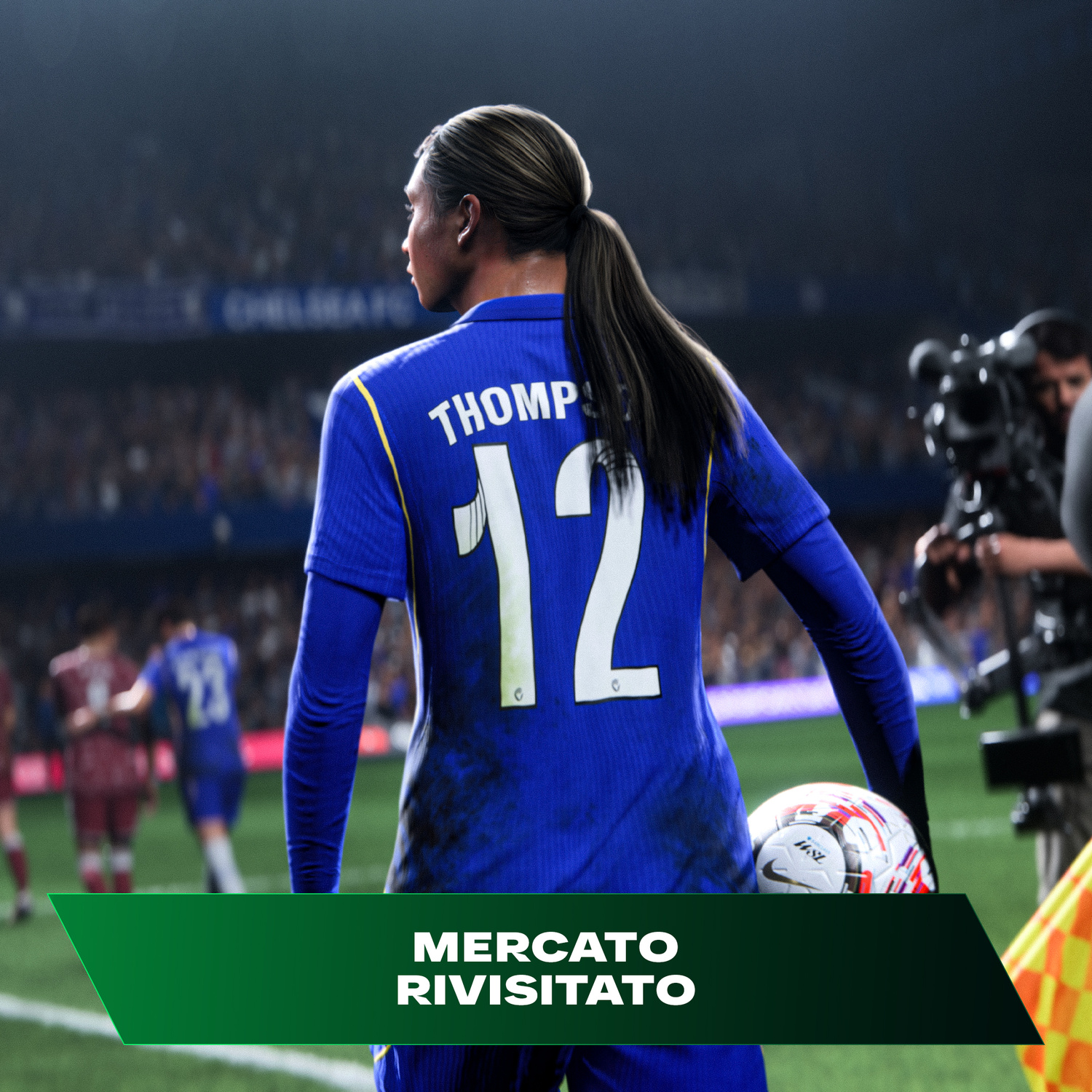 Calciatrice in maglia blu n. 12 tiene un pallone, spettatori e telecamere sullo sfondo.