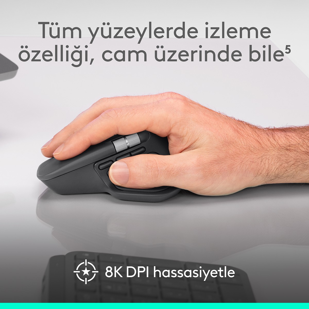 El, açık renkli yüzeyde düğmeli ve kaydırma tekerlekli koyu renkli fare kullanıyor.