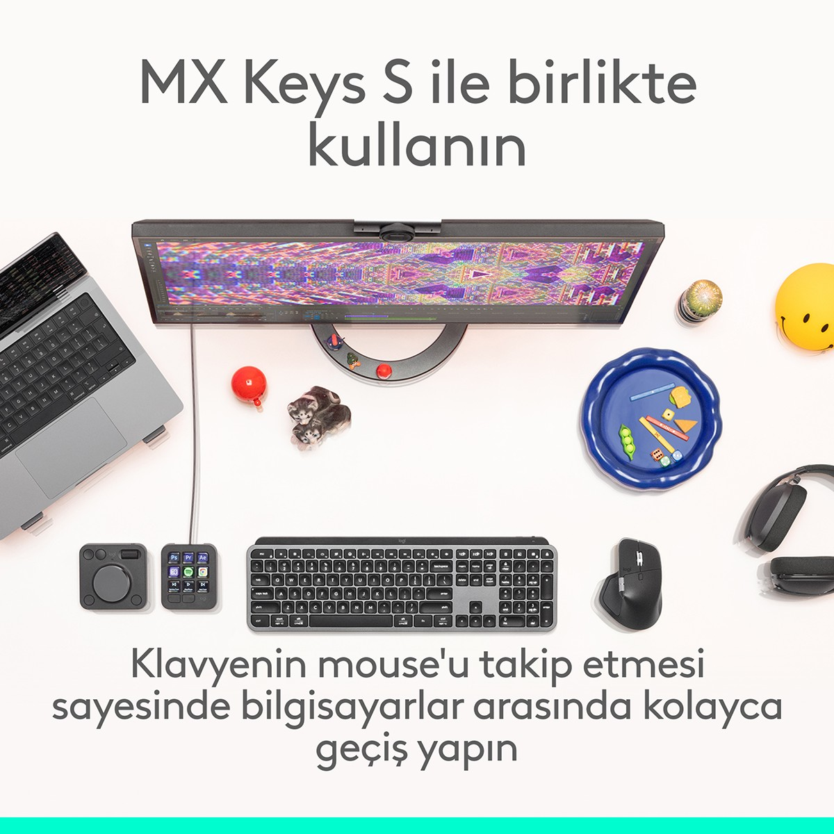 Laptop, monitör, klavye, fare ve aksesuarlar içeren bir masaüstü kurulumu.