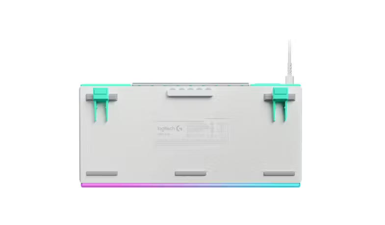Turkuaz klipsli, Logitech logolu ve RGB aydınlatmalı beyaz klavye altı.