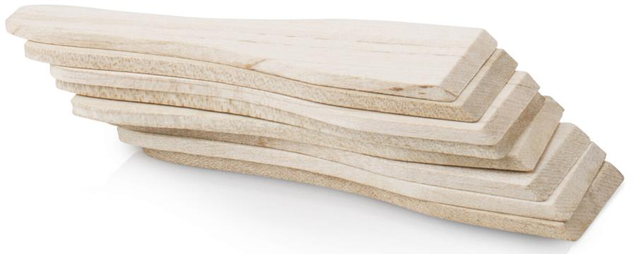 Una pila di spatole di legno grezzo su sfondo bianco.