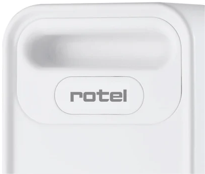 Dispositivo bianco con logo grigio 'rotel' su un incavo.