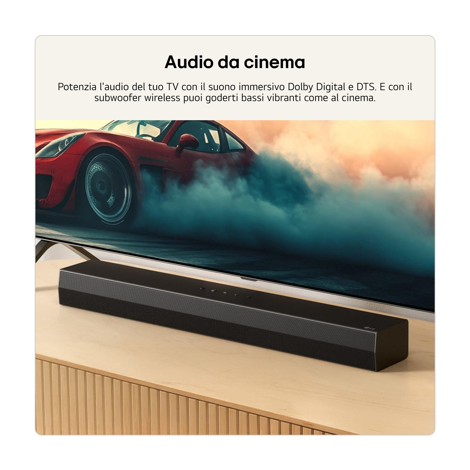 Un'auto rossa derapa nel fumo. Una soundbar davanti a uno schermo TV.