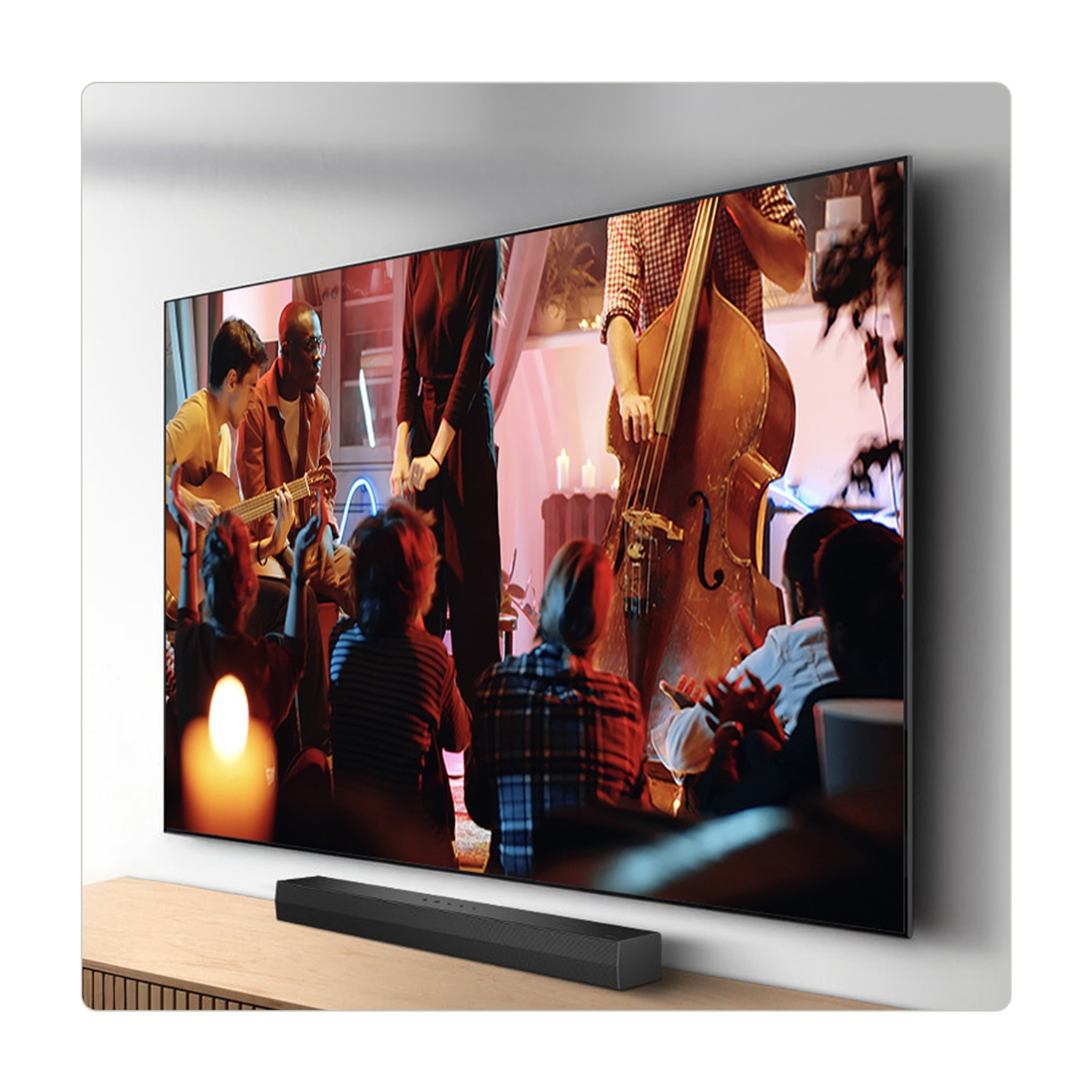 Una band suona musica su uno schermo TV, con un contrabbassista a fuoco. Sottostante soundbar.