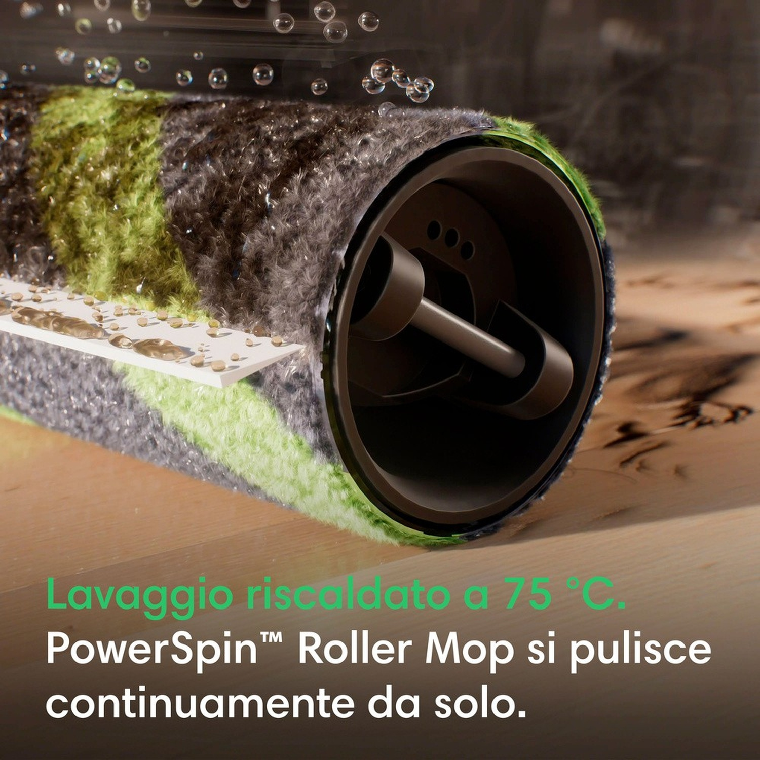 Un rullo pulitore con setole verdi e grigie, con goccioline d'acqua.