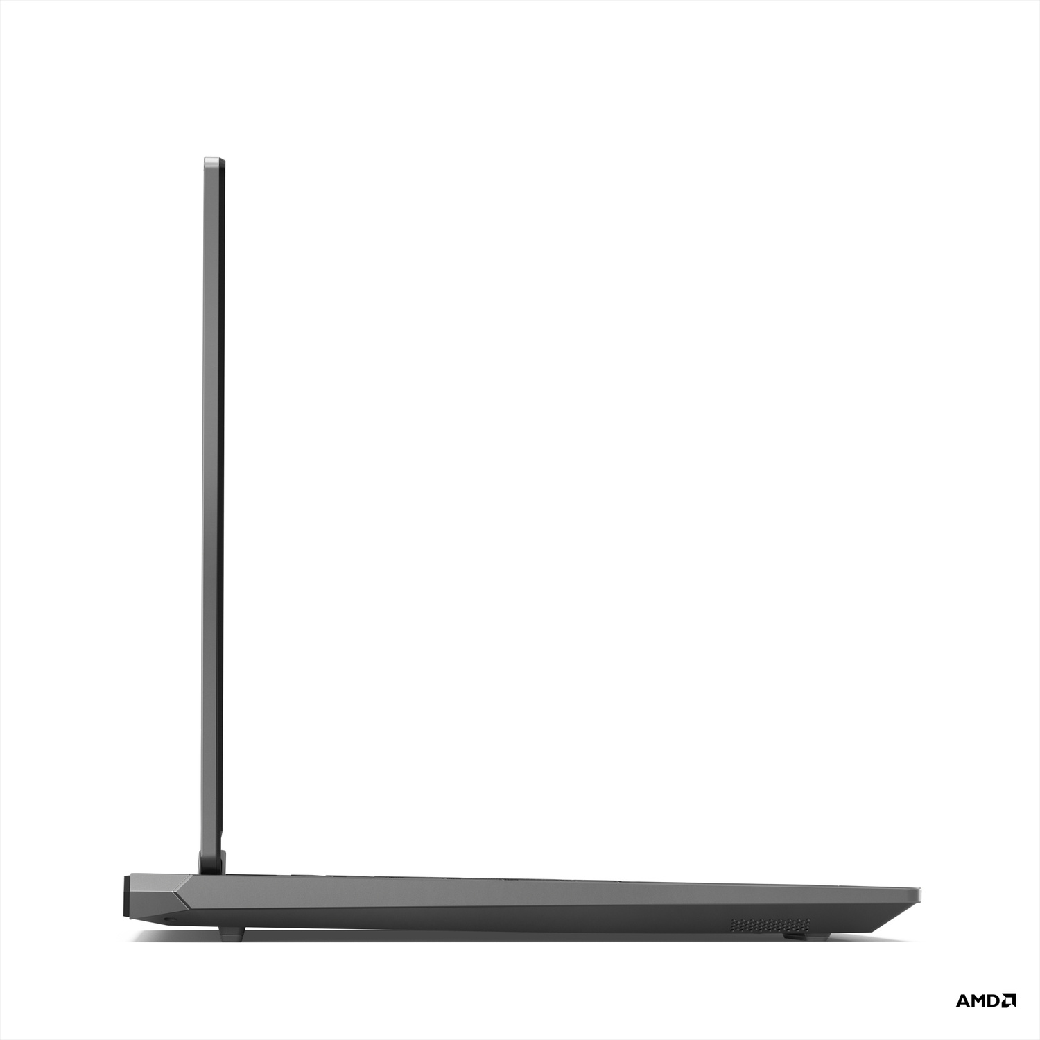 Laptop grigio di profilo su sfondo bianco. Logo AMD in basso a destra.