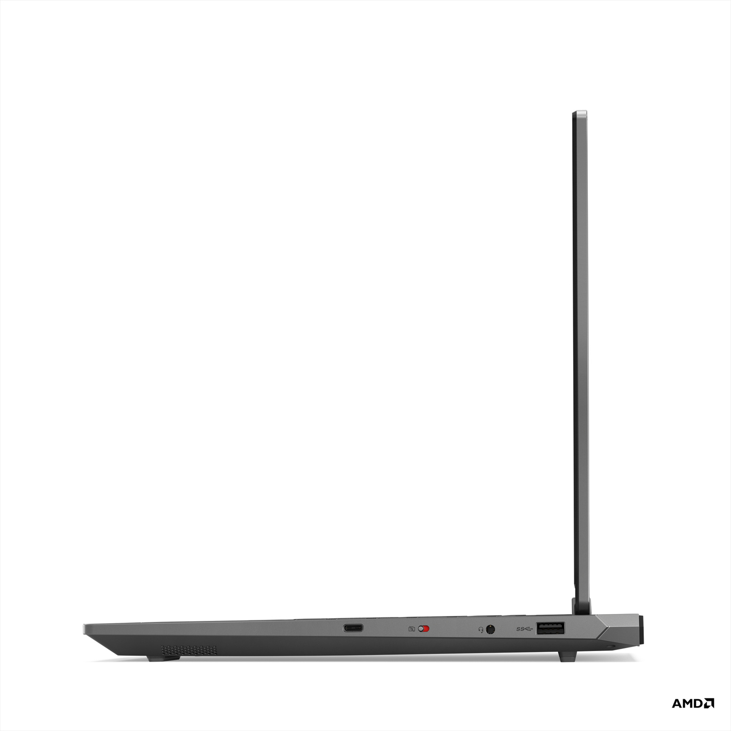 Laptop grigio di profilo, aperto, con porte USB e cuffie.