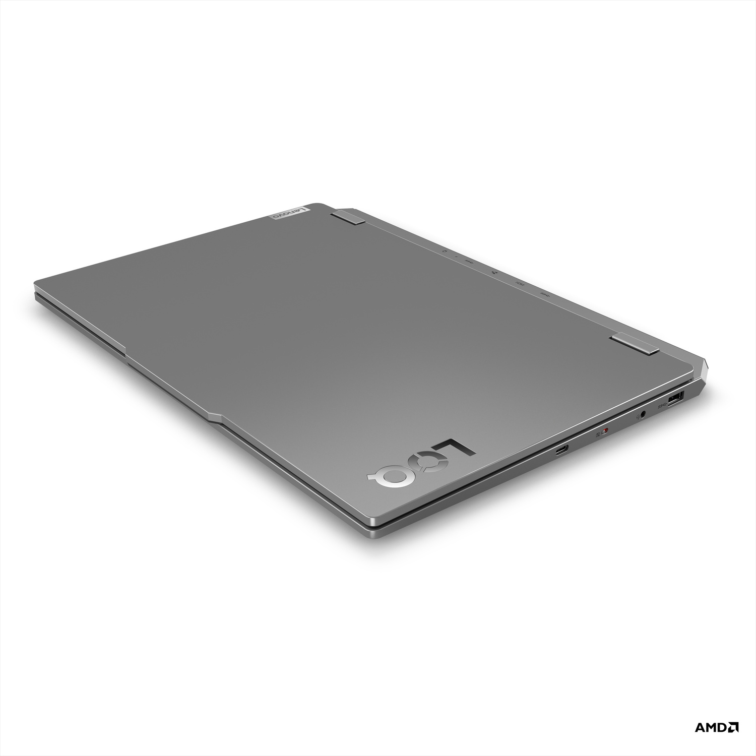 Laptop Lenovo grigio con logo AMD su sfondo bianco.