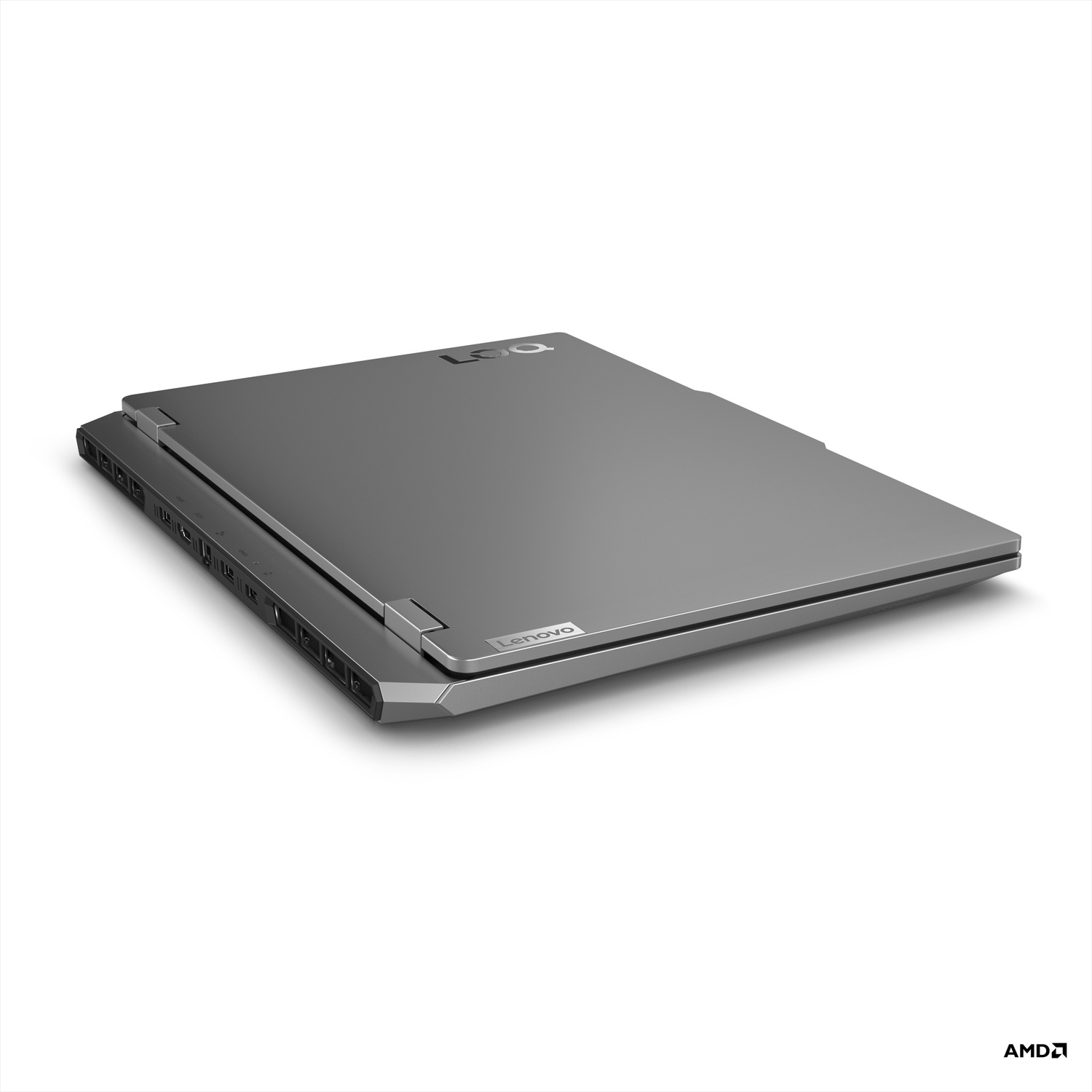Laptop argentato chiuso su sfondo bianco con logo AMD.