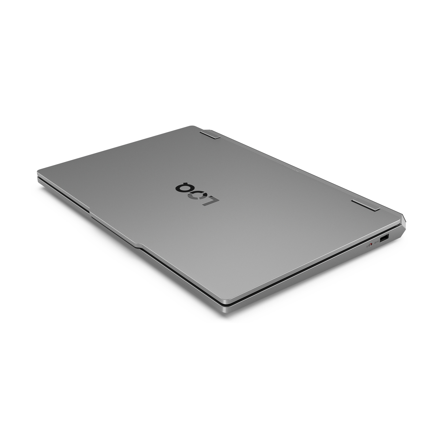 Laptop argentato chiuso con logo in alto, vista su sfondo bianco.