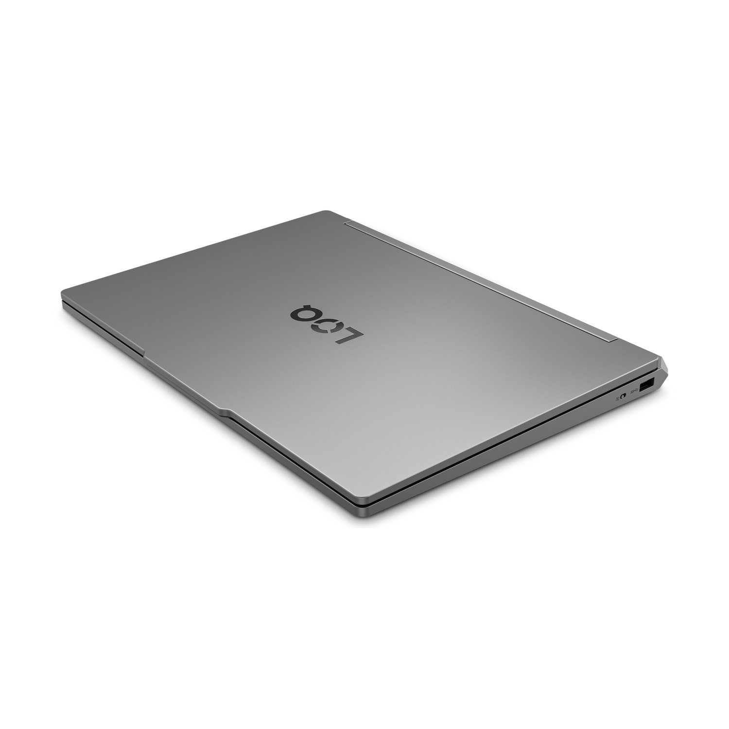 Un laptop argentato chiuso con logo nero sul coperchio poggia su una superficie bianca.
