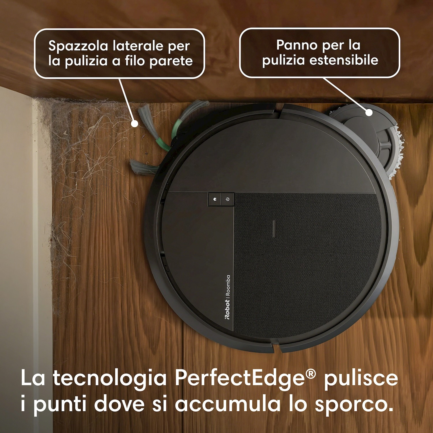 Un robot aspirapolvere nero pulisce un muro di legno. Spazzola laterale e panno visibili.