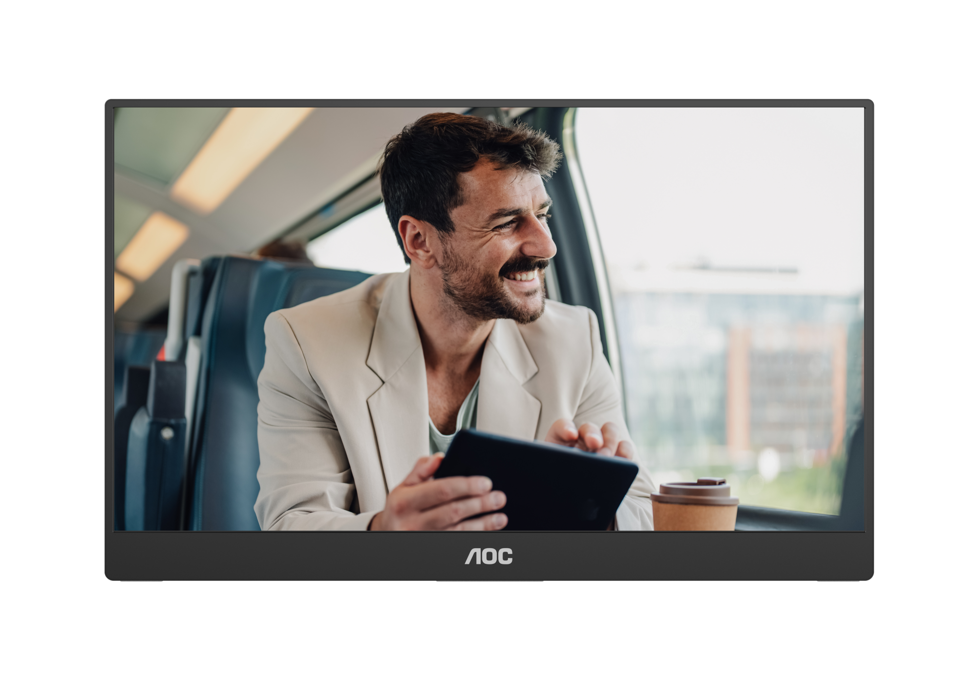 Mann im Zug mit Tablet und Kaffeebecher, blickt lächelnd aus dem Fenster.
