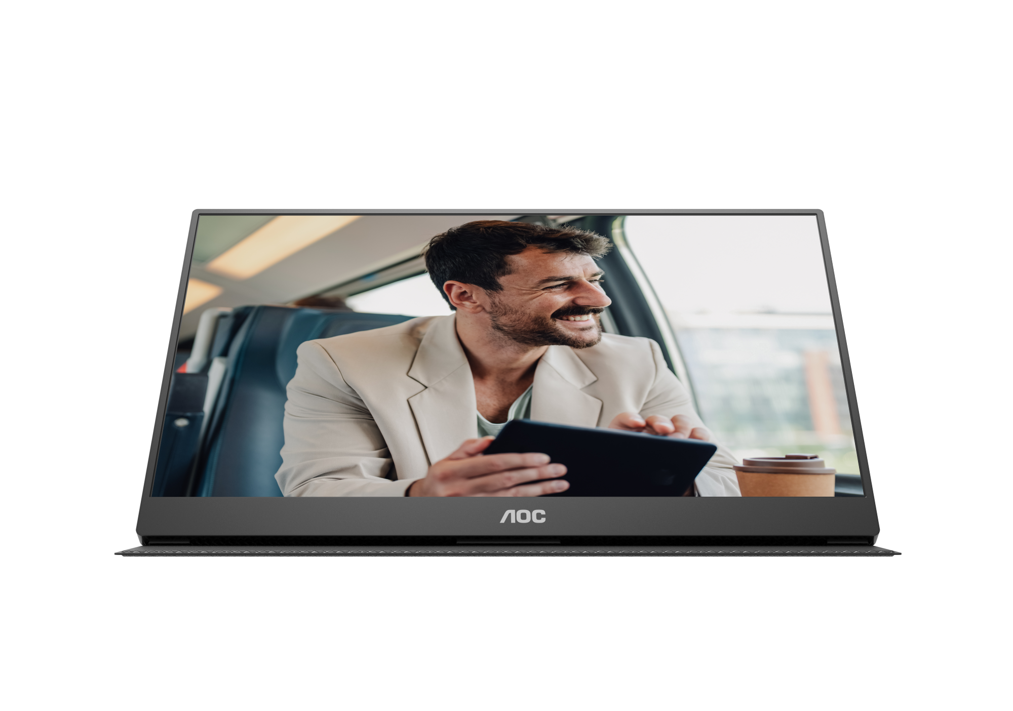 Mann im Anzug mit Tablet und Kaffee auf einer Zugfahrt.