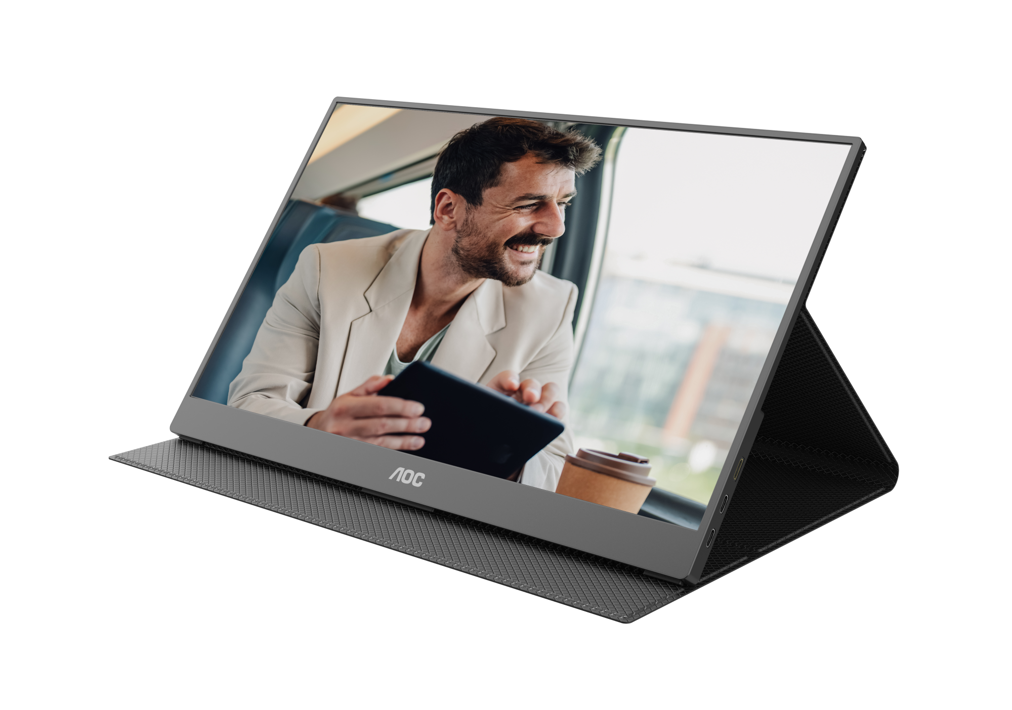 Mann im Anzug hält Tablet im Zug, AOC-Monitor mit Kaffeetasse.