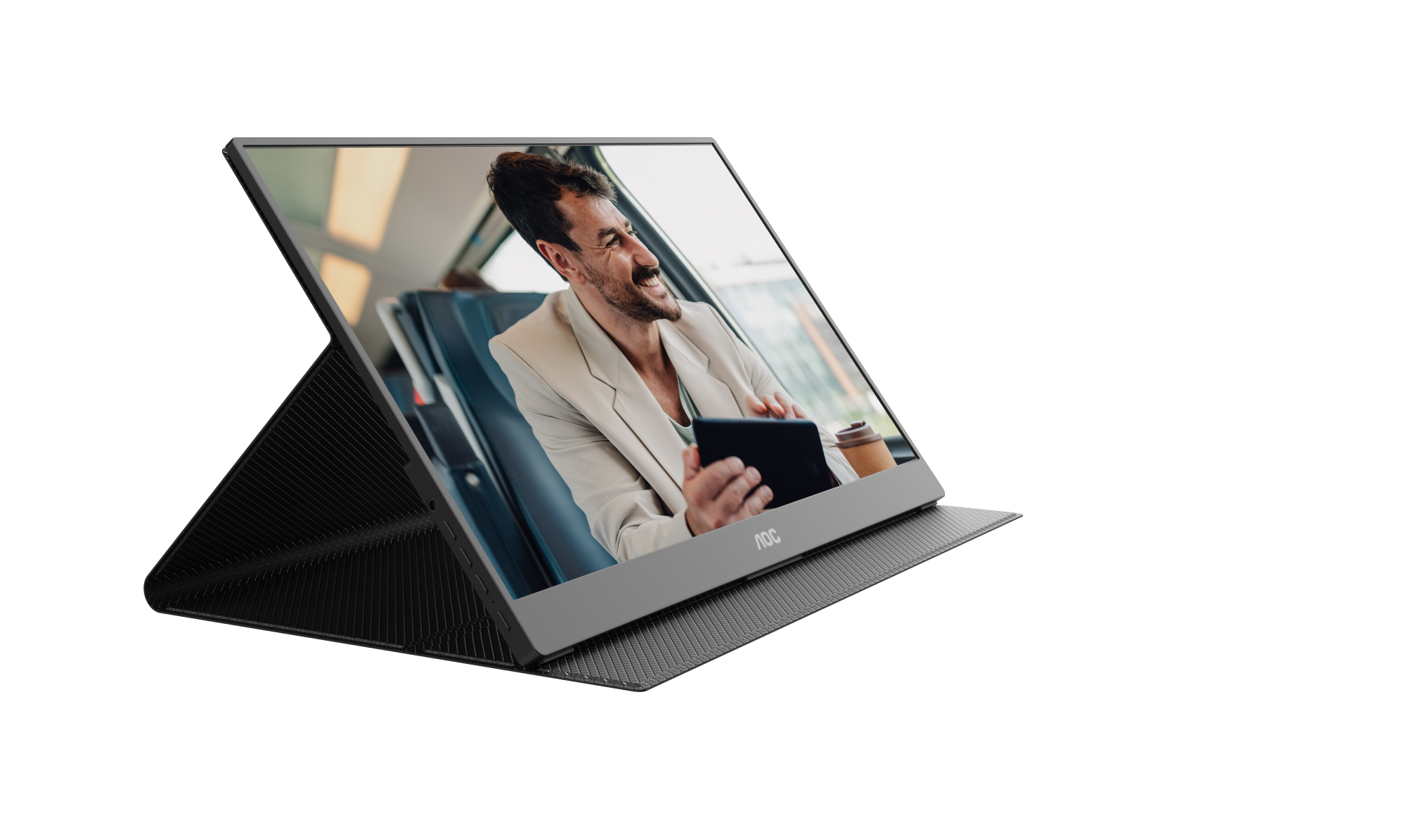 Mann lacht im Zug, hält ein Tablet und eine Kaffeetasse.