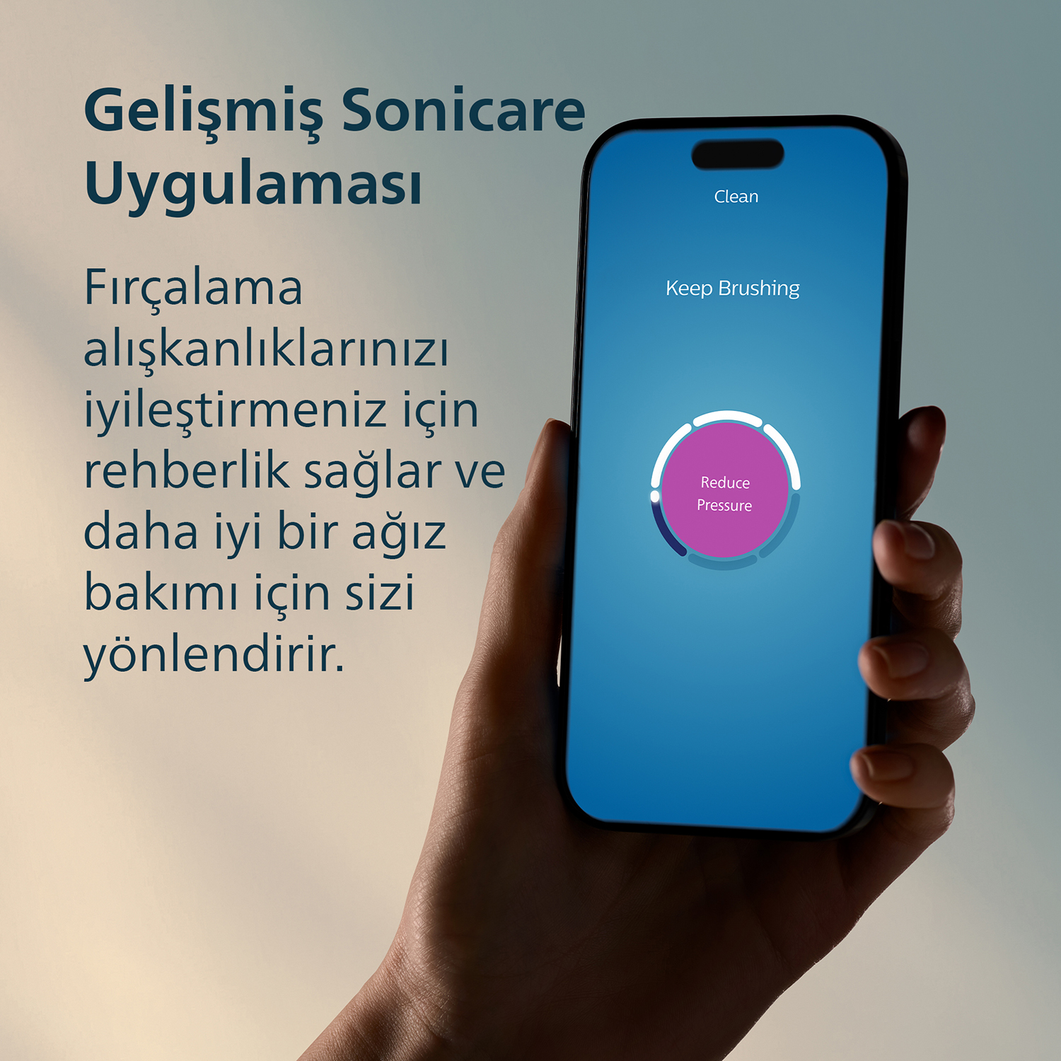 Bir el, fırçalama alışkanlıklarını yönlendiren bir uygulamayı gösteren akıllı telefon tutuyor.