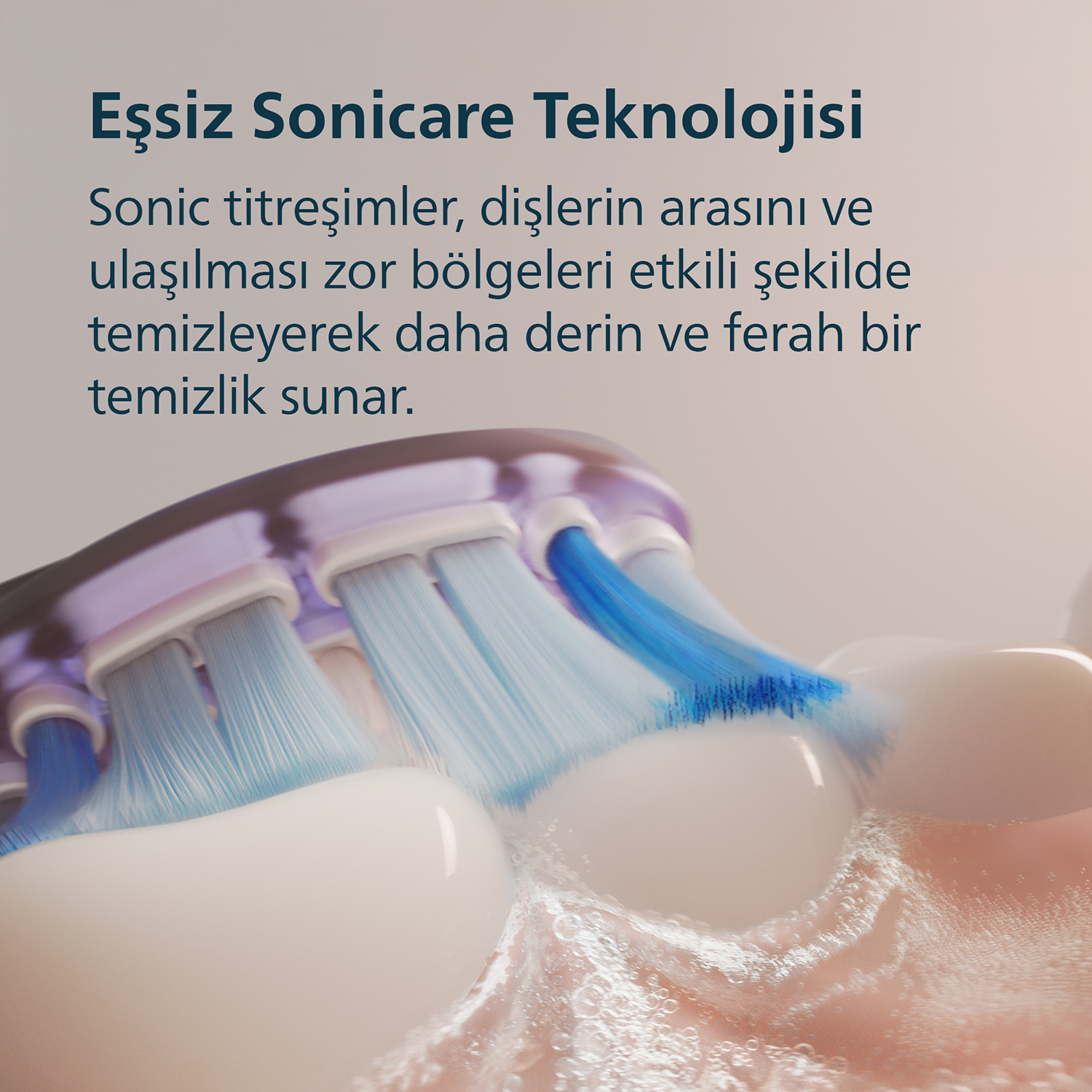 Yakın çekim mavi kıllı elektrikli diş fırçası dişleri temizliyor.