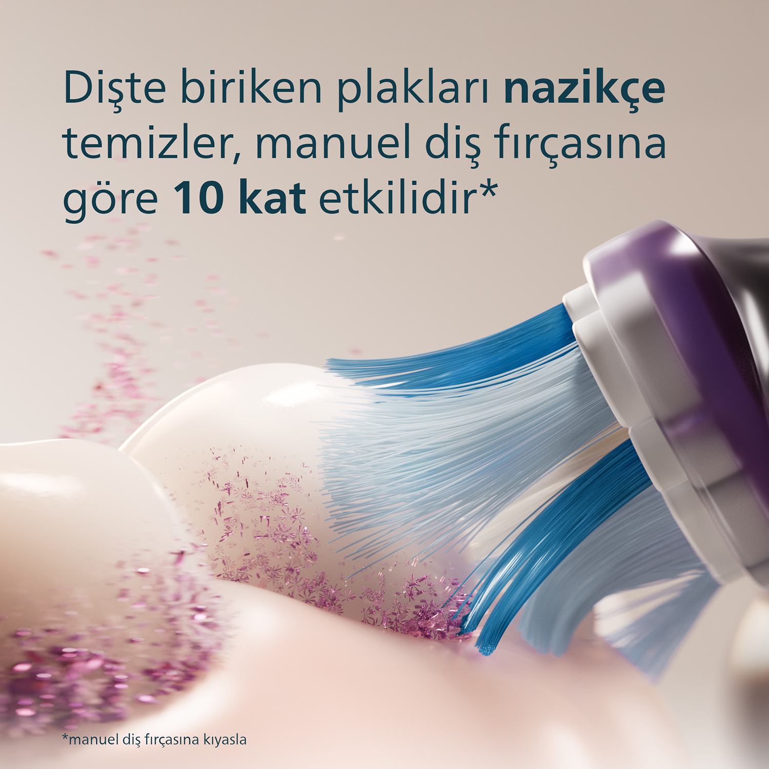 Mavi ve beyaz diş fırçası kılları dişleri nazikçe temizler.