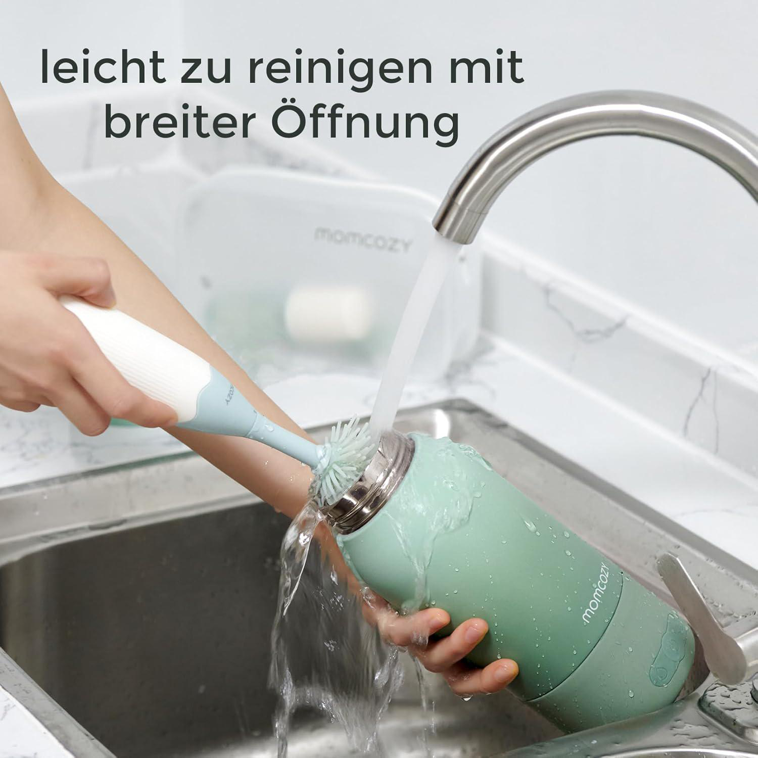 Eine Hand reinigt eine grüne Flasche unter fließendem Wasser in einer Spüle.