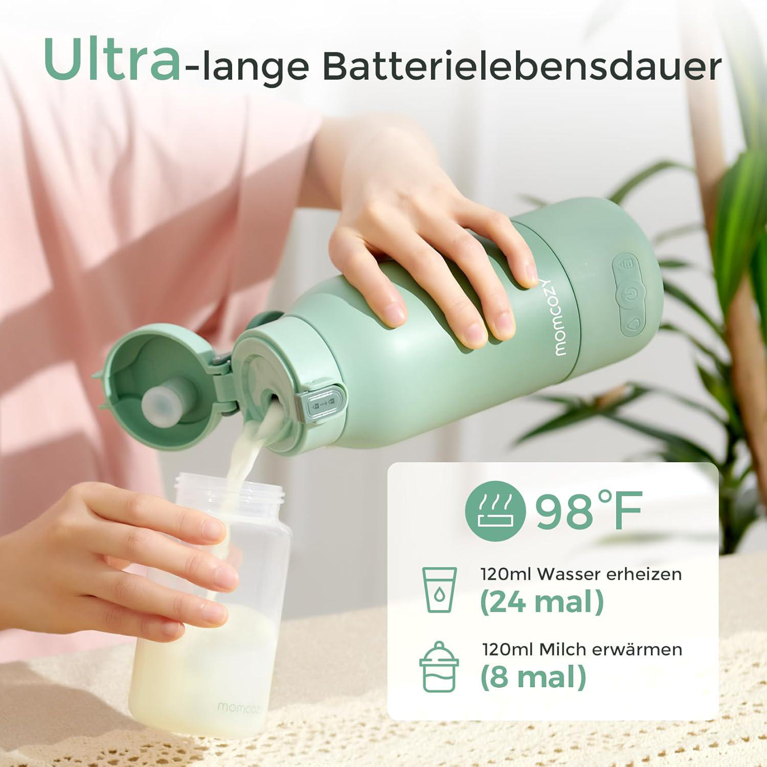Eine Hand gießt Milch aus einer grünen Flasche in eine durchsichtige Flasche.