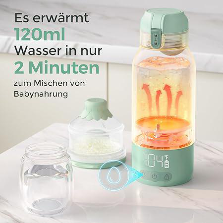 Ein grüner Babyflaschenwärmer steht neben einem Glas Wasser und einem Behälter.