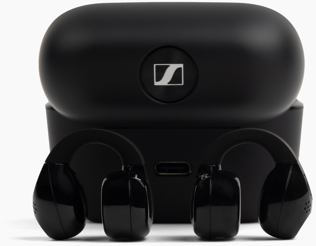 Fekete fülhallgatók töltőtokkal és Sennheiser logóval.