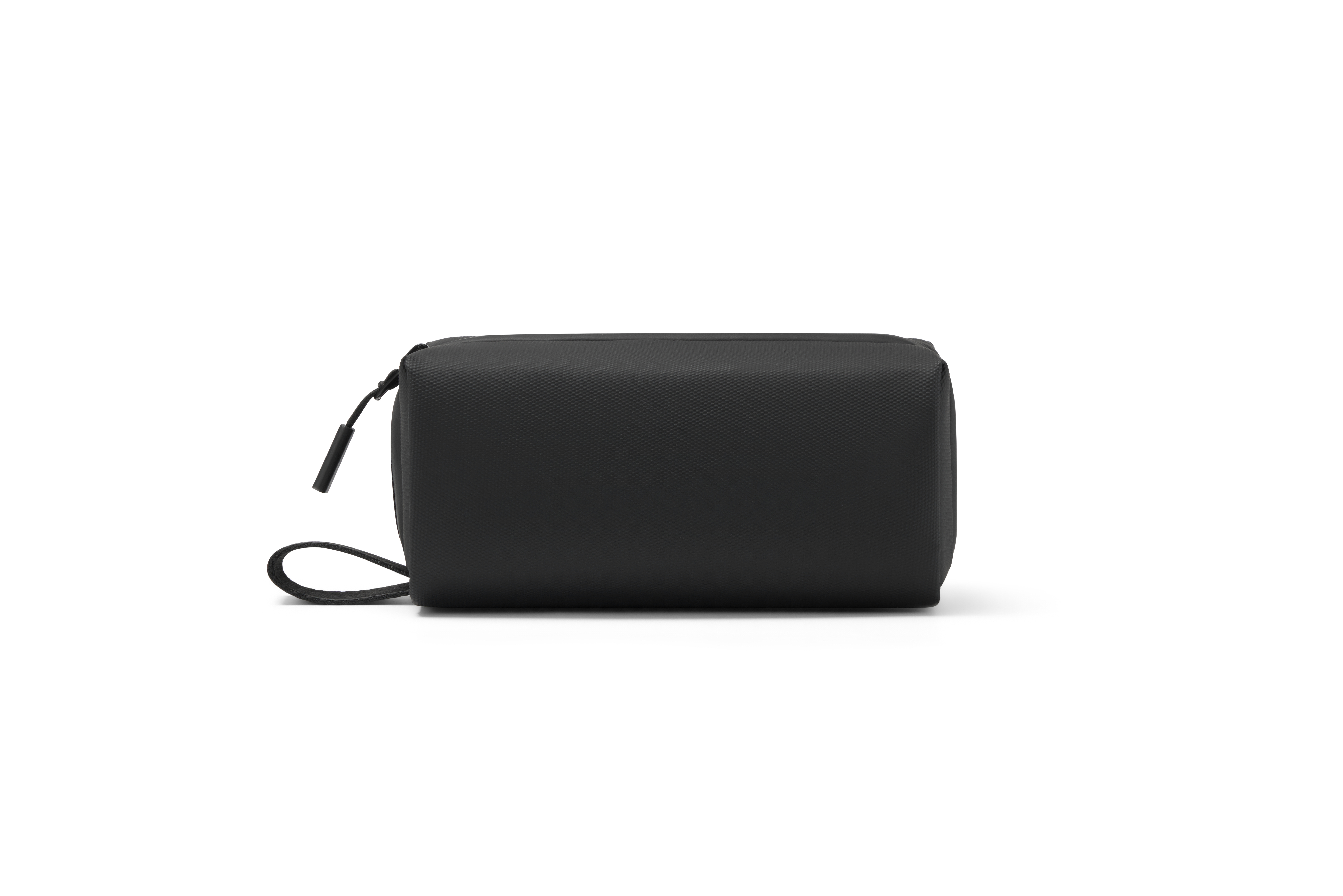 Schwarze Kulturtasche mit Reißverschluss und Schlaufe, auf weißem Hintergrund.