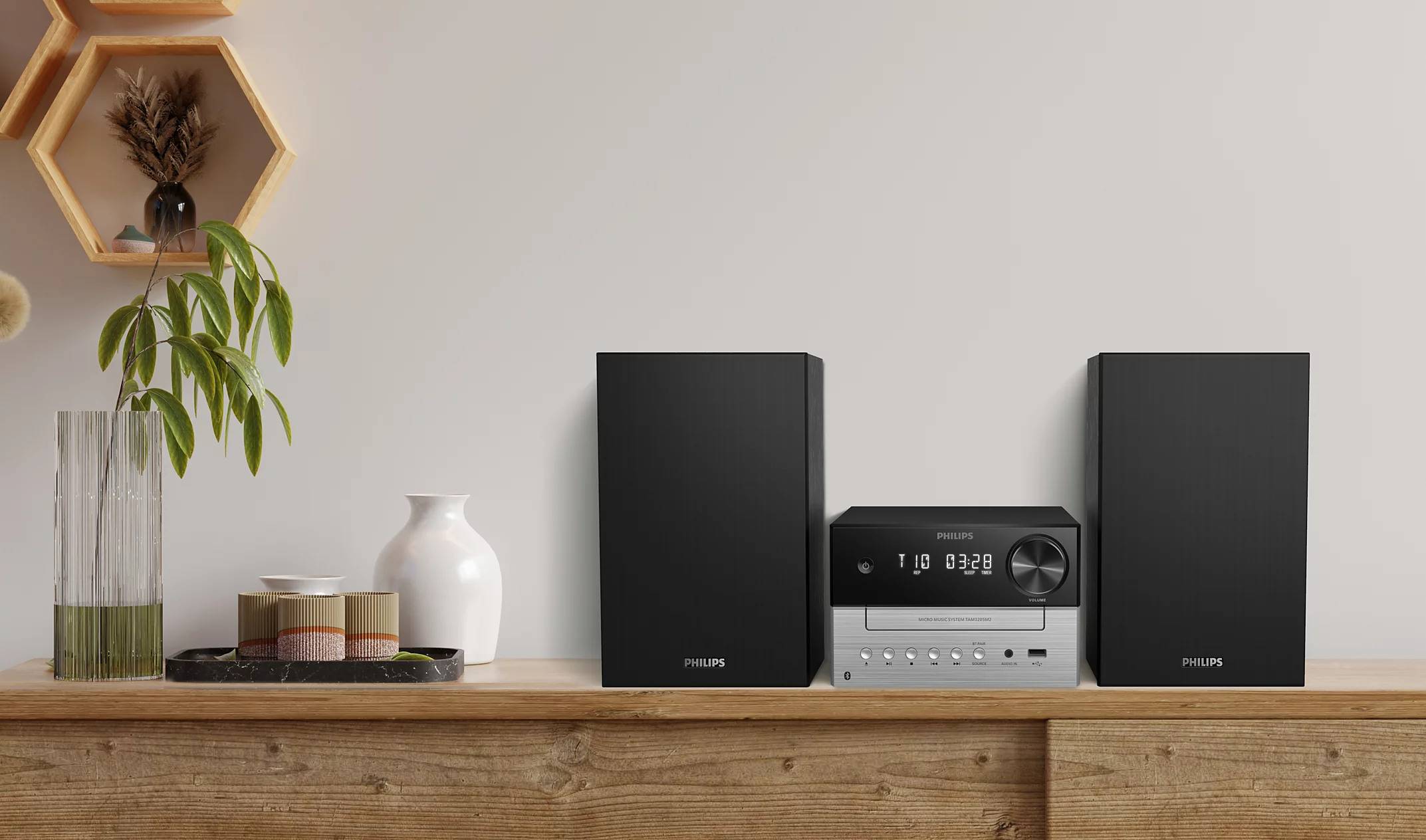 Egy Philips mikro zenei rendszer két fekete hangszóróval fa polcon.