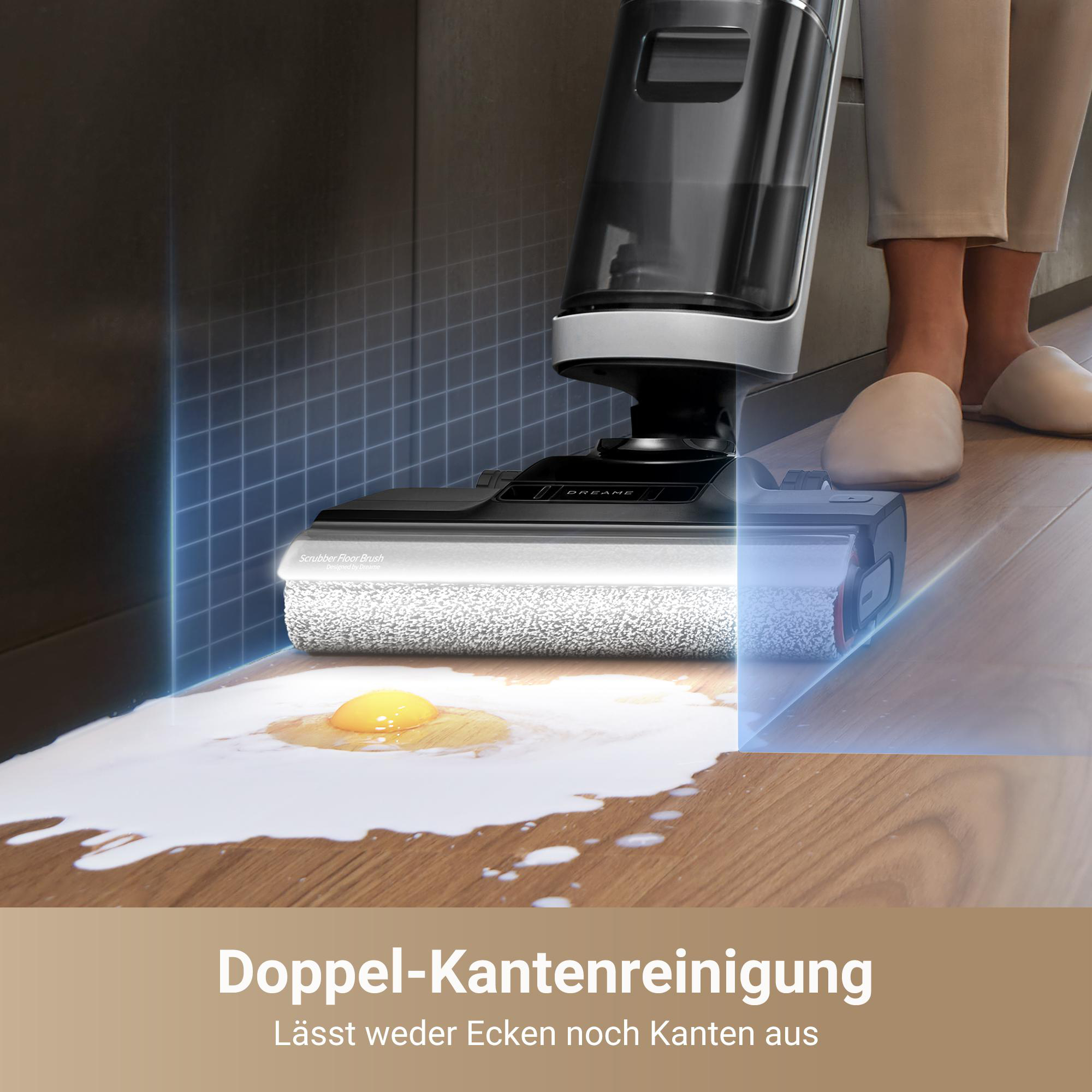 Ein Bodenreiniger säubert einen verschütteten Eier- und Milchfleck auf einem Holzboden.