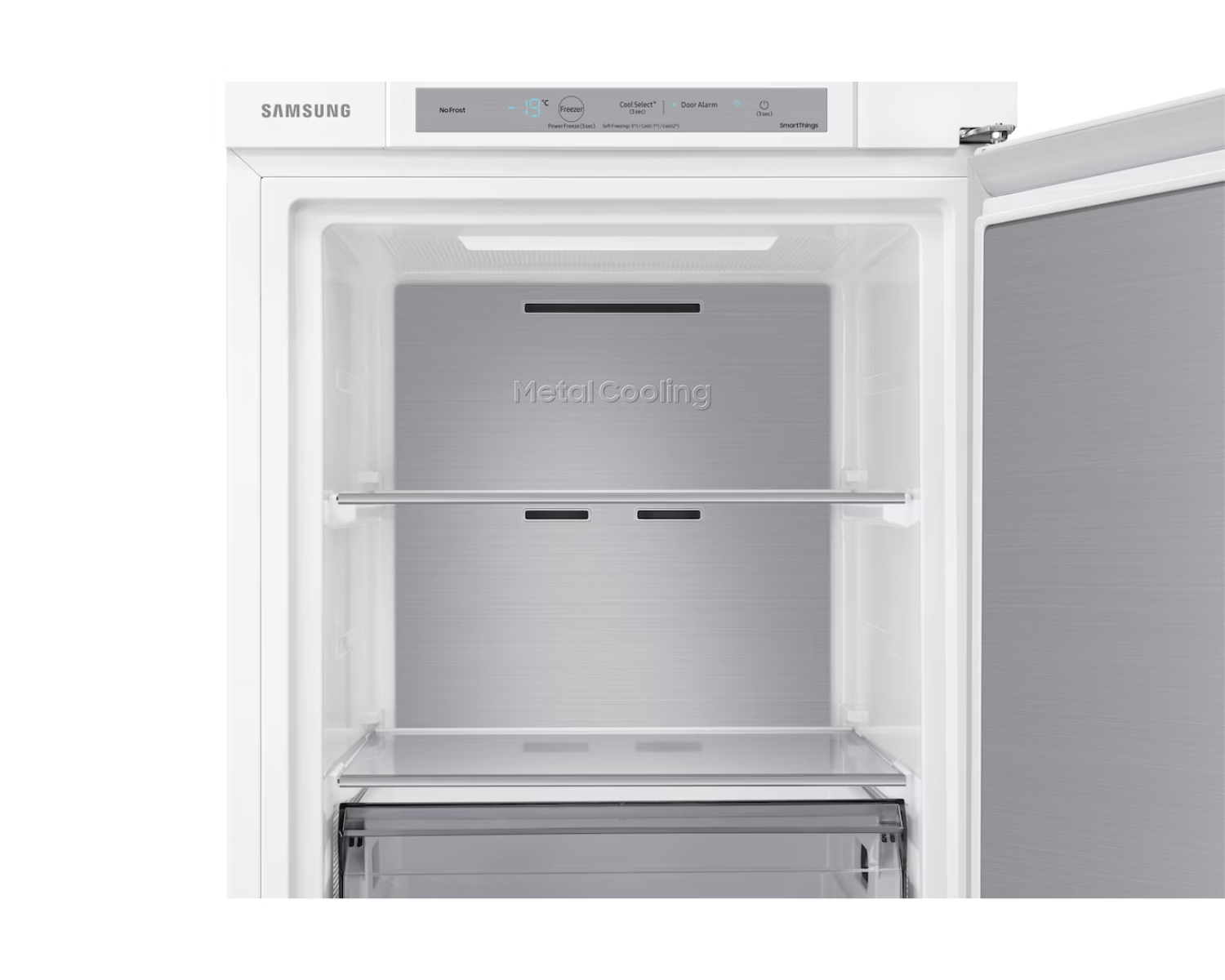 Interior de un congelador Samsung vacío con dos estantes y un cajón para verduras. Metal Cooling.